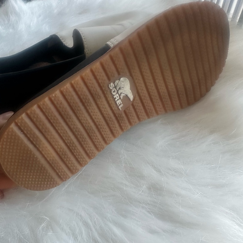 SOREL Ella Two Tone Flats
Size:7
Slip on
Leather upper
Two tone: cream black - Picture 5 of 6